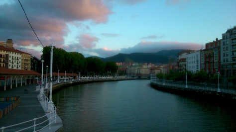 Bilbao, puesta de sol en julio desde el puente del Ayuntamiento.